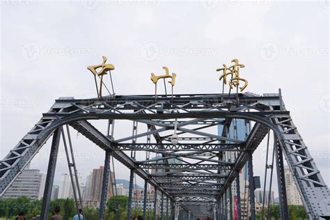  Das Zhongshan Brücke: Ein architektonisches Wunder und ein Muss für Fotografen!