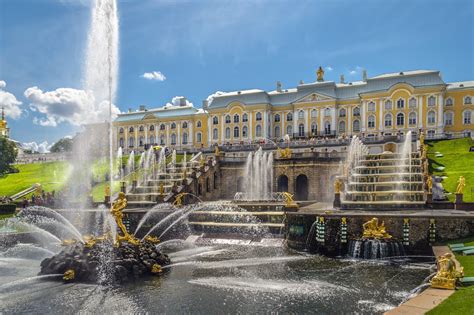 Der Peterhof-Palast: Ein Juwel der russischen Barockarchitektur und eine Ode an die Wasserspiele!