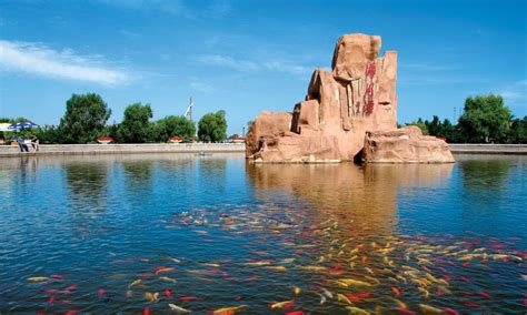 Die Jingyuetan Park: Ein mystischer Teich und ein Paradies für Vogelbeobachter!