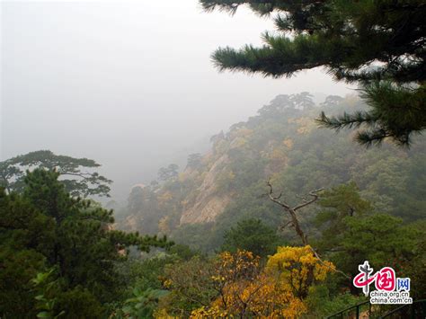  Der Qianshan National Forest Park: Ein grünes Juwel mit mystischen Wasserfällen!