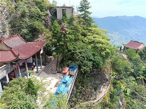  Der Wuyan-Tempel: Eine Oase der Ruhe und spirituellen Inspiration im Herzen von Yibin!