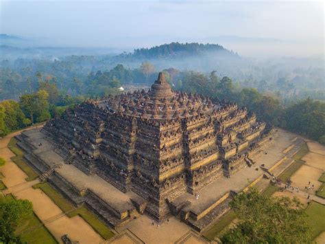 Der Candi Borobudur: Ein spiritueller Gigant aus vulkanischem Gestein!