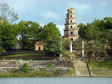 Der Thien Mu Pagode – Eine historische Oase der spirituellen Ruhe in Hue!