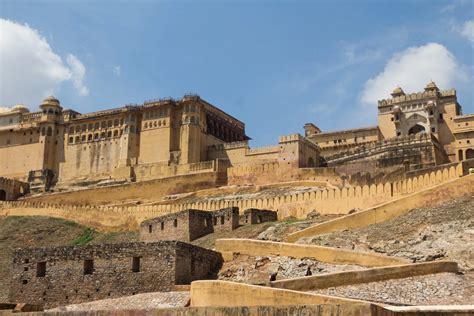 Der Zainabad Fort: Eine majestätische Festung mit Geschichte und atemberaubendem Panoramablick!