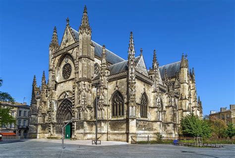  Die Basilique Saint-Michel: Ein spiritueller Koloss mit traumhaften Panoramablicken!