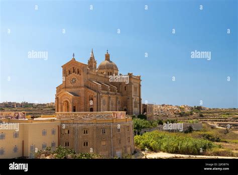 Die Basilique Saint-Pierre du Mont: Ein architektonisches Meisterwerk und religiöses Zentrum