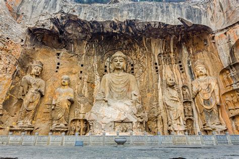 Die Longmen Grotten – Eine Meisterklasse der Steinmetzkunst und ein Fenster zur Vergangenheit!