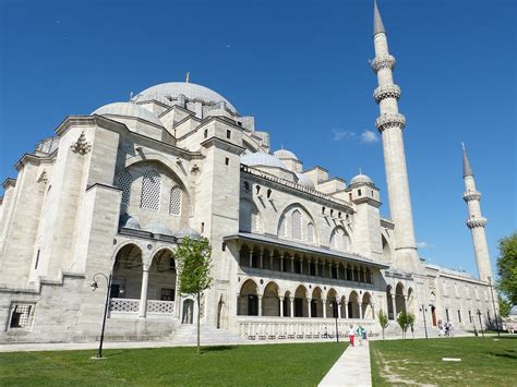  Die Süleymaniye-Moschee: Eine Oase der Ruhe und ein Meisterwerk byzantinischer Architektur!