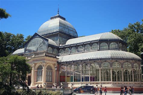  Der Palacio de Cristal! Ein architektonisches Juwel inmitten des spanischen Grüns